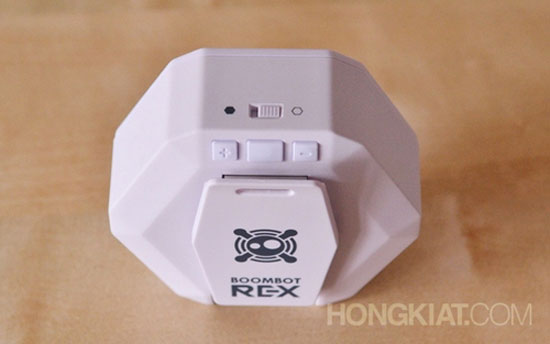 Phía trên kẹp gài loa là 2 nút tăng giảm âm lượng và nút đa chức năng (chơi nhạc, trả lời cuộc gọi...). Loa Boombot Rex gọn nhẹ, chống thấm nước