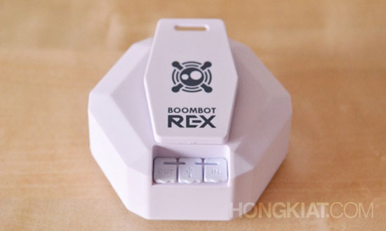 Phía dưới kẹp gài là các cổng giao tiếp với nắp đậy bảo vệ. Loa Boombot Rex gọn nhẹ, chống thấm nước