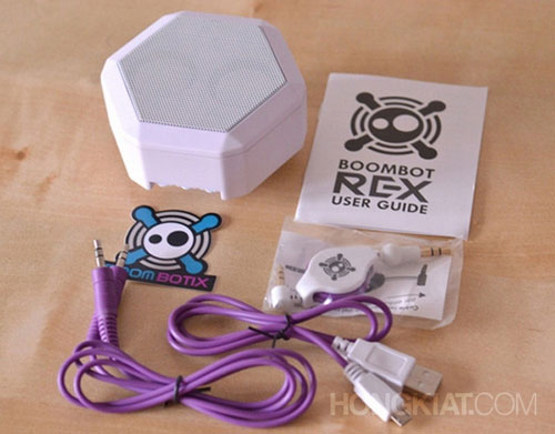 Ngoài cáp sạc microUSB, cáp tín hiệu âm thanh 3,5 mm, kèm theo loa còn có một cáp rút 3,5 mm Loa Boombot Rex gọn nhẹ, chống thấm nước