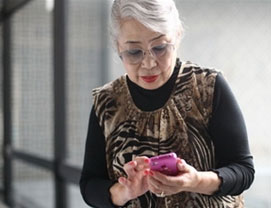 Hình ảnh một vị cao niên chọt chọt dế thông minh có lẽ không còn quá lạ lẫm.  Mua sắm trên Mobile, bước chuyển biến mới của thương mại điện tử Việt Nam?