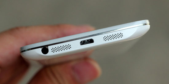 Đuôi máy với loa ngoài, giắc tai nghe và cổng microUSB. Smartphone G2 cao cấp nhất của LG có mặt ở Việt Nam