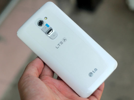 Toàn bộ phím bấm ở cạnh trái và phải được đặt về phía mặt sau, gần camera. Smartphone G2 cao cấp nhất của LG có mặt ở Việt Nam