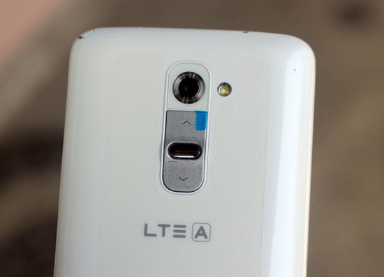 Thiết kế này tuy lạ nhưng khá tiện dụng. Smartphone G2 cao cấp nhất của LG có mặt ở Việt Nam