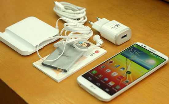 Phụ kiện đi kèm với máy phong phú, ngoài tai nghe, sạc và cáp còn có thêm dock sạc và pin phụ. Smartphone G2 cao cấp nhất của LG có mặt ở Việt Nam