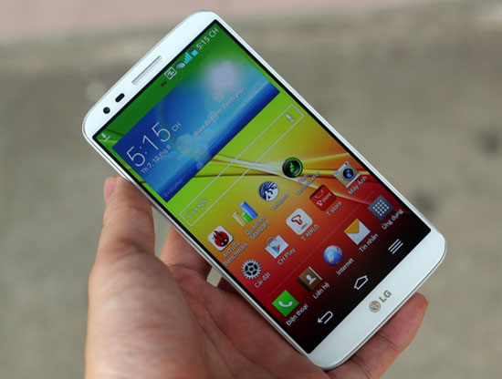 Mặt trước là màn hình Full HD 5,2 viền siêu mỏng, không có phím bấm. Smartphone G2 cao cấp nhất của LG có mặt ở Việt Nam