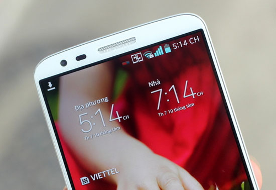 Camera phụ, cảm biến và loa ngoài nằm ở phía trên màn hình. Smartphone G2 cao cấp nhất của LG có mặt ở Việt Nam