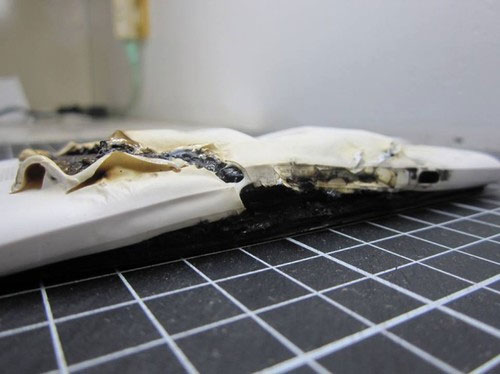 HTC One X bị biến dạng. Tới lượt HTC One X gặp sự cố trong khi sạc pin