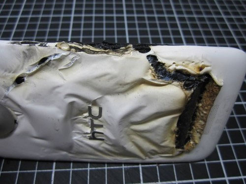 HTC One X bị biến dạng. Tới lượt HTC One X gặp sự cố trong khi sạc pin