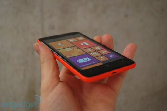 Lumia 625 màn hình 4.7 inch giá chưa đến 6 triệu đồng ở Việt Nam