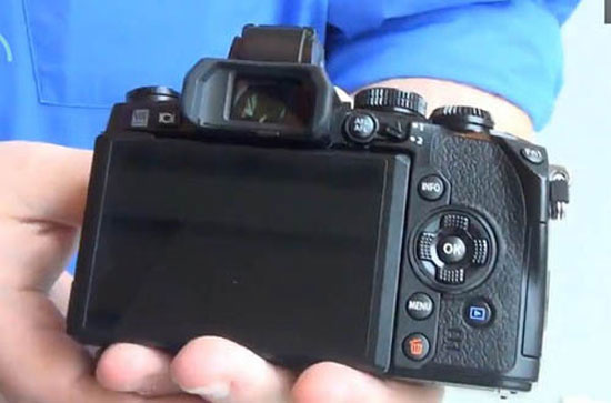 Máy không còn mang nhiều nét hoài cổ như chiếc E-M5.  Máy mirrorless cao cấp của Olympus xuất hiện