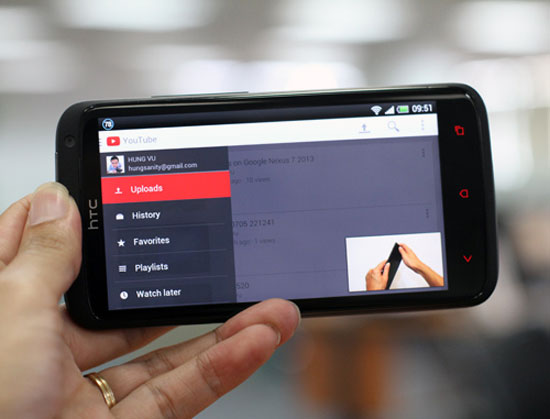 Một ô chạy video xuất hiện ở góc dưới màn hình. YouTube trên Android hỗ trợ vừa duyệt video vừa xem