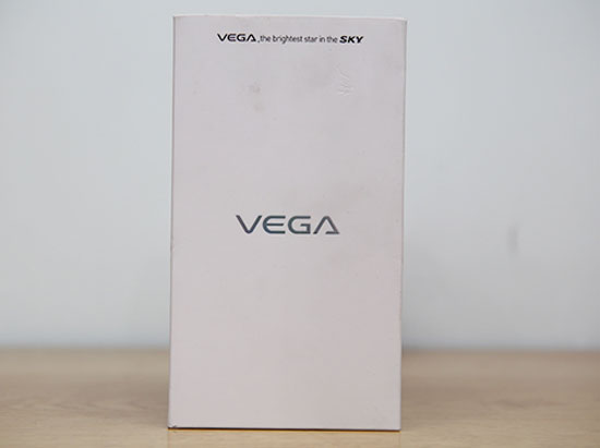 Hộp đựng máy với logo VEGA. Smartphone có bảo mật vân tay Pantech Vega LTE-A A880