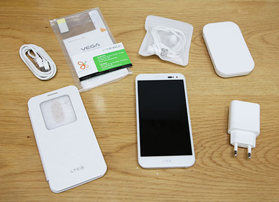 Phụ kiện đi kèm như miếng dán màn hình, Flipcover, sạc rời và pin đi kèm theo. Smartphone có bảo mật vân tay Pantech Vega LTE-A A880