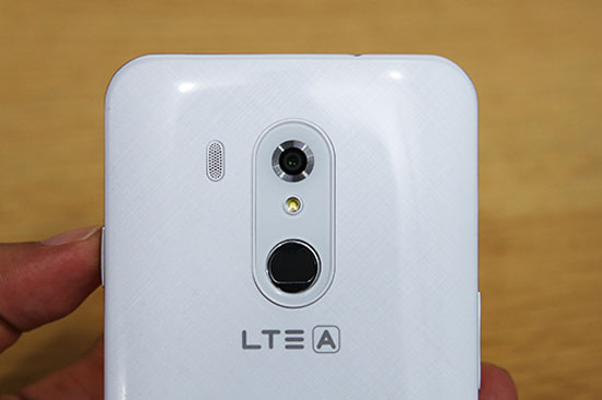 Nút điều hướng kiêm đầu đọc vân tay bảo mật của máy ở phía dưới camera. Smartphone có bảo mật vân tay Pantech Vega LTE-A A880