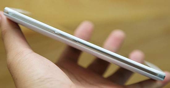Cạnh trái máy với nút tăng giảm âm lượng. Smartphone có bảo mật vân tay Pantech Vega LTE-A A880