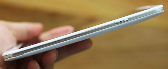 Nút nguồn ở cạnh phải máy. Smartphone có bảo mật vân tay Pantech Vega LTE-A A880