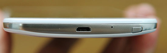 Vega LTE-A A880 có ăng-ten thu sóng TV ở phía dưới đế máy, còn lại là micro và cổng sạc. Smartphone có bảo mật vân tay Pantech Vega LTE-A A880