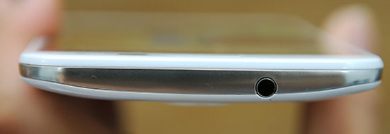 Phía trên máy là jack cắm tai nghe. Smartphone có bảo mật vân tay Pantech Vega LTE-A A880