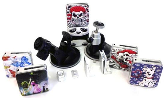 Phụ kiện gồm giá đỡ cho xe hơi, kẹp và các bộ vỏ "ngụy trang". Máy ảnh HD di động ParaShoot 2.0