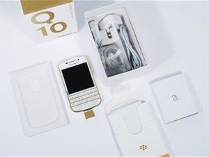 BlackBerry ra Q10 màu trắng mạ vàng tại UAE