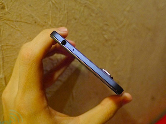 "Smartphone mỏng nhất thế giới" mới có giá hơn 8 triệu đồng