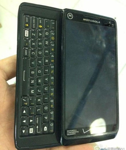 Kiểu dáng trượt ngang tương tự Droid 4.  Di động chống nước có bàn phím của Motorola xuất hiện