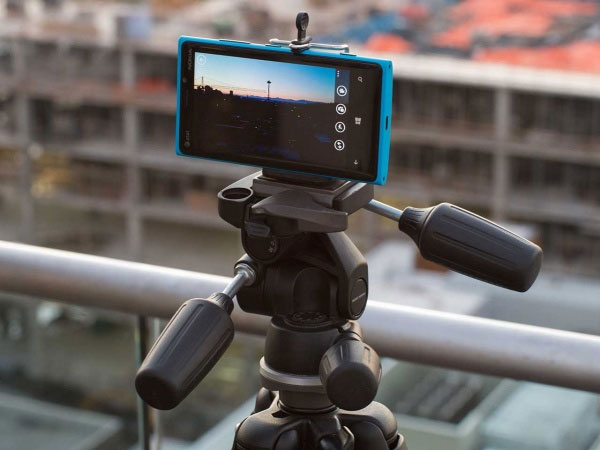 Ổn định smartphone trên tay hoặc trên tripod sẽ giúp bạn chụp được những bức ảnh chất lượng hơn Mẹo hay giúp bạn chụp ảnh tốt hơn với smartphone