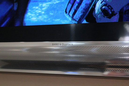 Bộ khung viền TV làm từ nhôm nguyên khối với thiết kế tỉ mỉ, cạnh dưới với các lỗ loa nhỏ li ti. TV 3D cao cấp giá hơn 700 triệu đồng của Bang & Olufsen ở Việt Nam