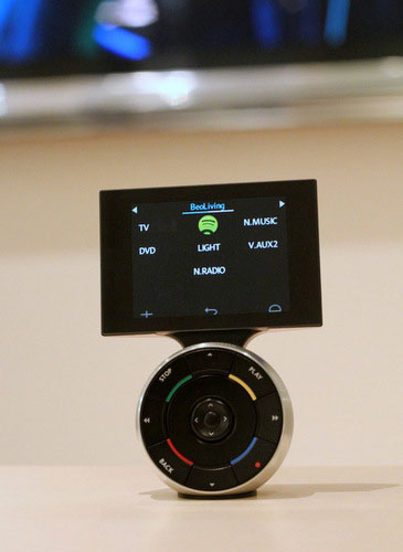 Điều khển đi kèm có kiểu dáng lạ mắt và khá nặng. TV 3D cao cấp giá hơn 700 triệu đồng của Bang & Olufsen ở Việt Nam