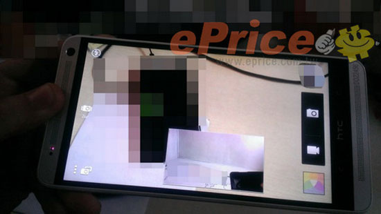 Camera có tính năng Zoe Camera giống như trên One. HTC giảm giá One chính hãng và tung ra One Mini trong tháng 9