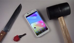 Điện thoại Moto X thử độ bền với búa và dao