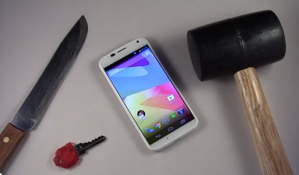 Điện thoại Moto X thử độ bền với búa và dao