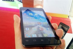 Cận cảnh smartphone sản xuất đầu tiên tại Việt Nam