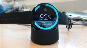 Hình ảnh về Moto 360 cùng dock sạc không dây