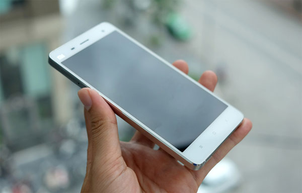 Cổng microUSB ở dưới cùng loa ngoài Smartphone nhanh nhất thế giới của Xiaomi về Việt Nam