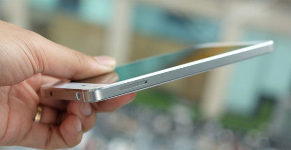 Cạnh phải với phím nguồn và phím tăng giảm âm lượng Smartphone nhanh nhất thế giới của Xiaomi về Việt Nam