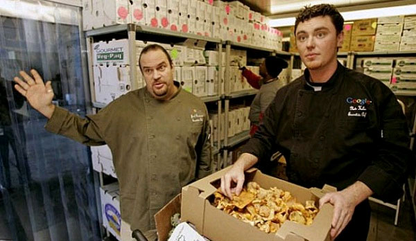 Cựu bếp trưởng Nate Keller của Google (bên phải hình) Những con số khổng lồ về bếp ăn của Google