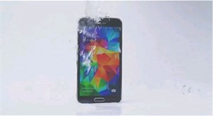 Galaxy S5 chơi trò dội nước đá