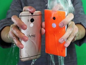 Xem clip dội nước đá lên HTC One M8 và Nokia Lumia 930