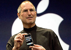 Steve Jobs giới thiệu điện thoại iPhone. Ảnh: CNN