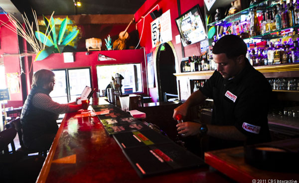 Quầy rượu Cava 22. Nếu chuyện này có thật, có lẽ Apple sẽ phải cấm nhân viên uống rượu bia khi dùng thử iPhone mới