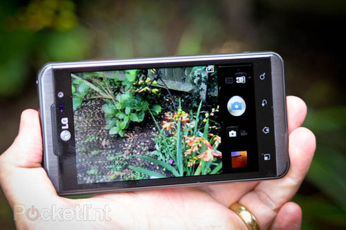 Optimus 3D 'đọ' camera với EVO 3D