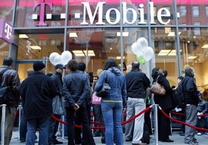 Để mua T-Mobile, AT&T “dụ dỗ” cả đối thủ Sprint