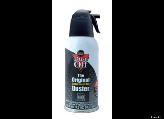 Dùng bình nén khí loại vừa để thổi bụi