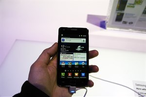 Samsung Galaxy S2 soán ngôi ngoạn mục iPhone 4
