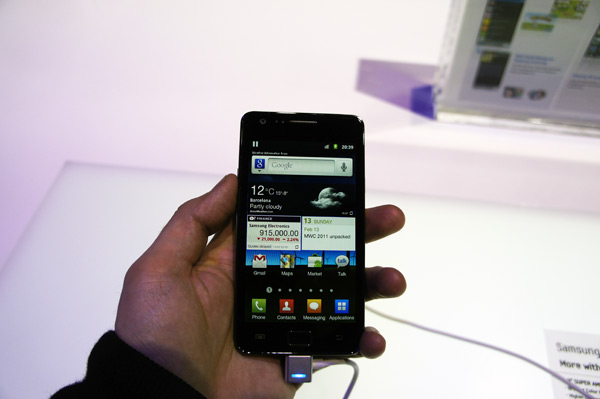 Samsung Galaxy S2 soán ngôi ngoạn mục iPhone 4