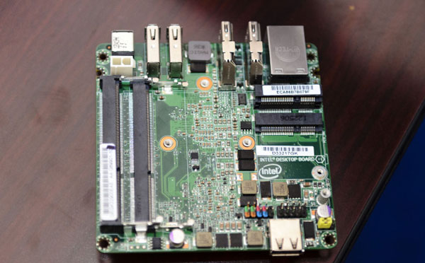 PC nhỏ bằng lòng bàn tay của Intel bán vào tháng 10