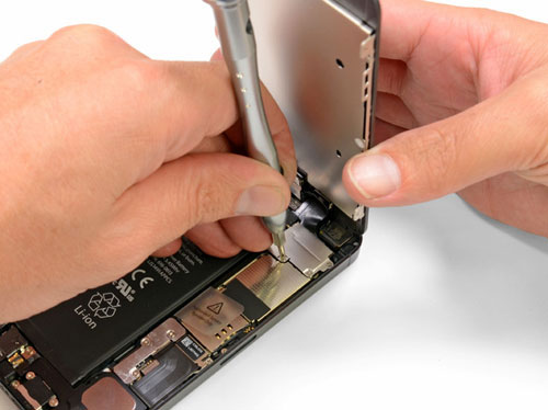 “Mổ bụng” soi mọi chi tiết bên trong iPhone 5