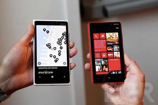 Nokia Lumia 920 và 820 giá từ 640 USD