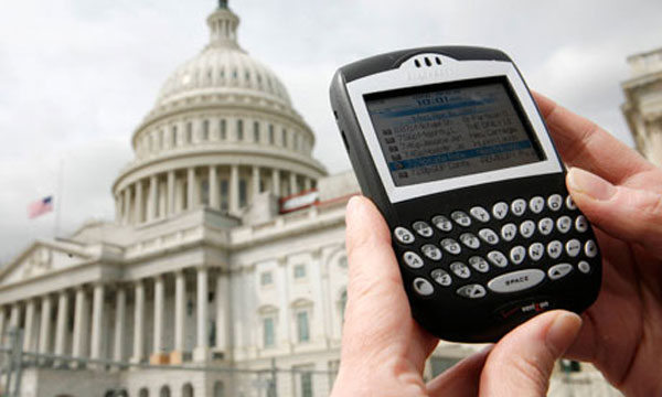 Sau Nokia, Microsoft tiếp tục thôn tính BlackBerry?